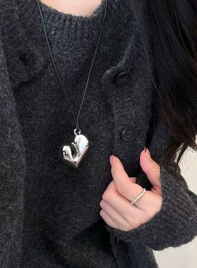 博主Reina同款爱心项链女高级感黑绳挂脖毛衣链抽拉绳可调节配饰