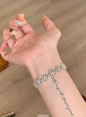银色蕾丝花朵手链女轻奢小众精致2026新款手饰清冷感可抽拉手串女