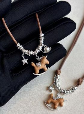 复古小马编绳项链女高级轻奢小众长款秋冬毛衣链挂绳木马吊坠配饰