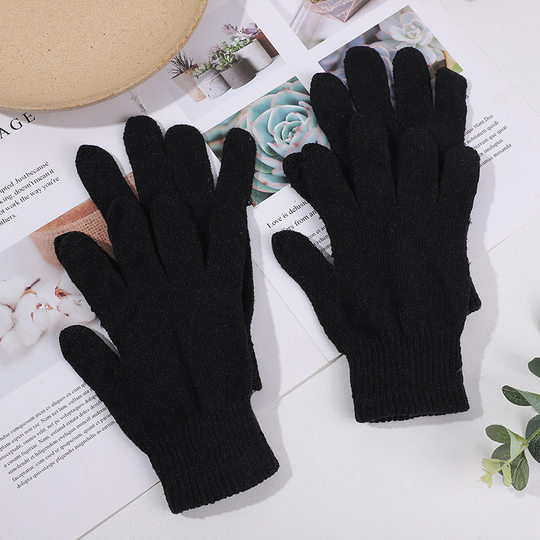 1 pair of black adult knitted gloves