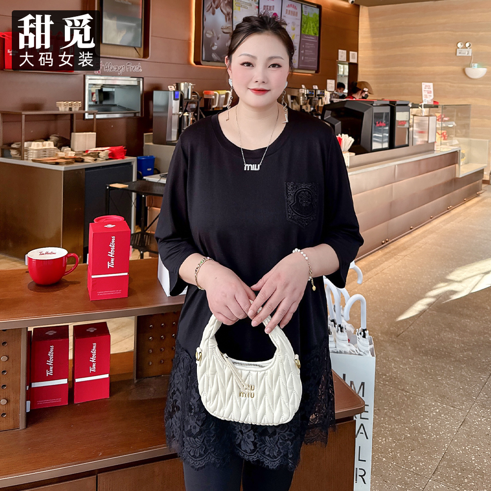 甜觅特大码女装2025春夏装胖mm300斤蕾丝拼接显瘦宽松长款圆领T恤 - 图1
