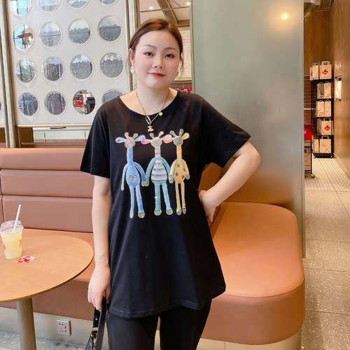 甜觅大码女装夏装新款胖mm300斤时尚烫钻长颈鹿印花T恤DF - 图0