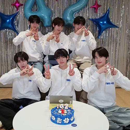 TWS2024出道纪念周边同款卫衣服宽松印花加绒薄款秋冬套头连帽衫 - 图1