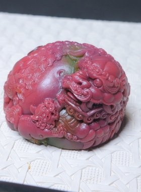 盐源玛瑙西瓜色雕刻狮子貔貅醒狮瑞兽手把件摆件