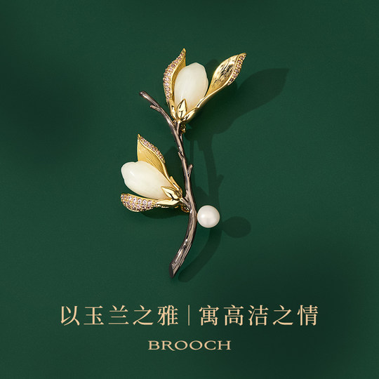 JAY Brosche aus weißer Magnolie und Feldjade als Geschenk