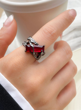 暗黑系红宝色开口戒指
