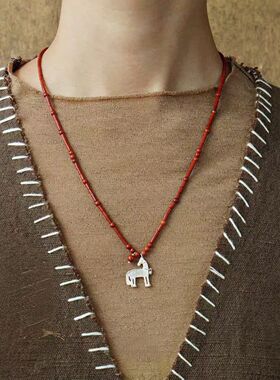 韩系复古游马红石串珠项链中古简约风小马吊坠精时尚致百搭毛衣