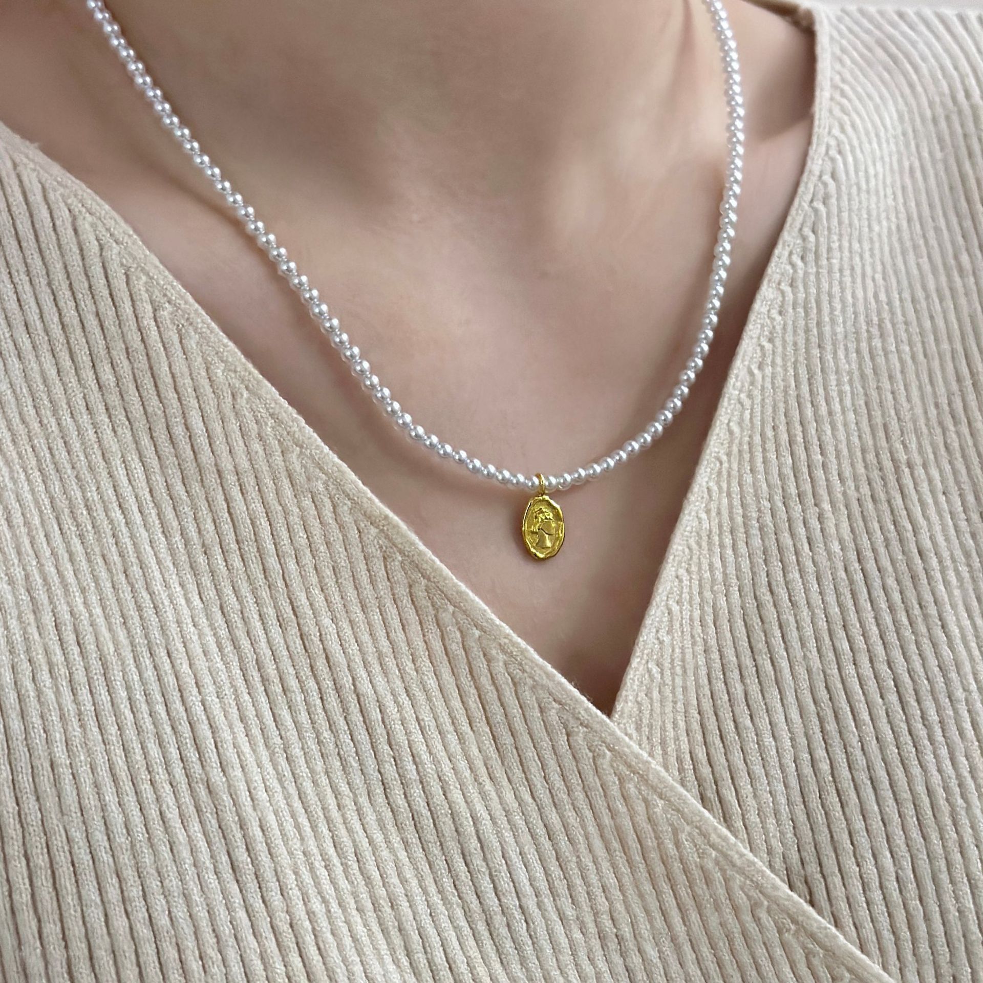 s925纯银施家澳白珍珠圆牌吊坠轻奢小众高级感女王项链女冷淡风 - 图1