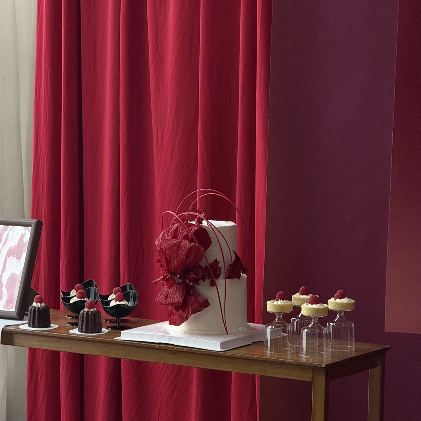 简约红色系情侣订婚宴求婚甜品台DIY蝴蝶结皱纹纸红球花椅子杯,淘宝优惠券,粉丝福利购,淘宝优惠卷