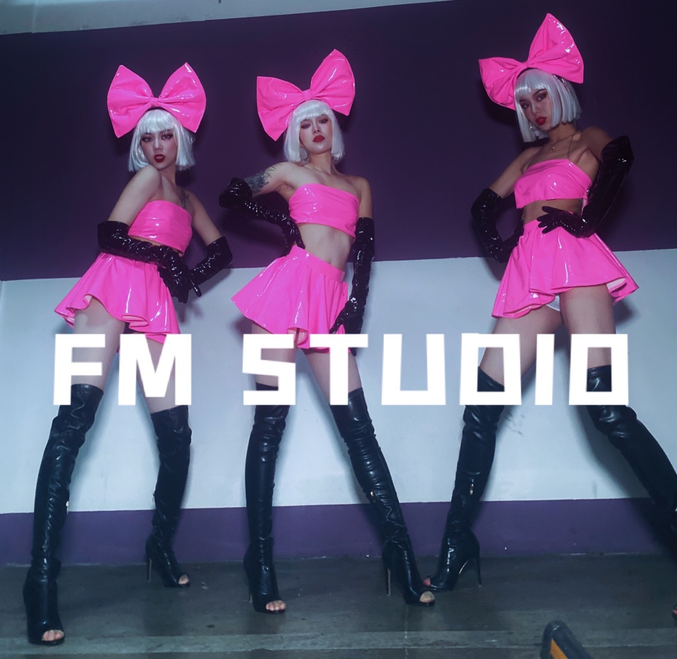 FMSTUDIO夜店gogo亮皮蝴蝶结圣诞节女团短裙演出服酒吧领舞ds新品 - 图1