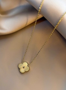 钛钢18k金色镭射四叶草项链女小众设计感吊坠ins轻奢高级感锁骨链