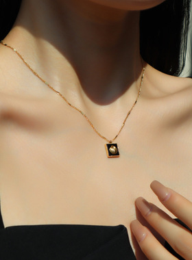 时尚气质黑色小方牌项链复古轻奢ins小众个性海洋贝壳吊坠锁骨链