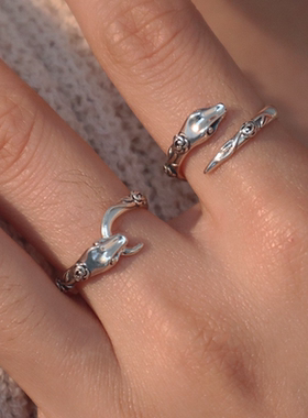 嘻哈咬尾蛇形戒指女复古时尚个性玫瑰S开口指环叠戴食指戒潮