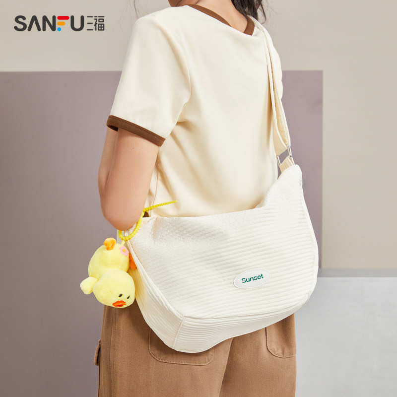 三福女2023简约休闲小鸭子斜挎包 三福服饰女士包袋
