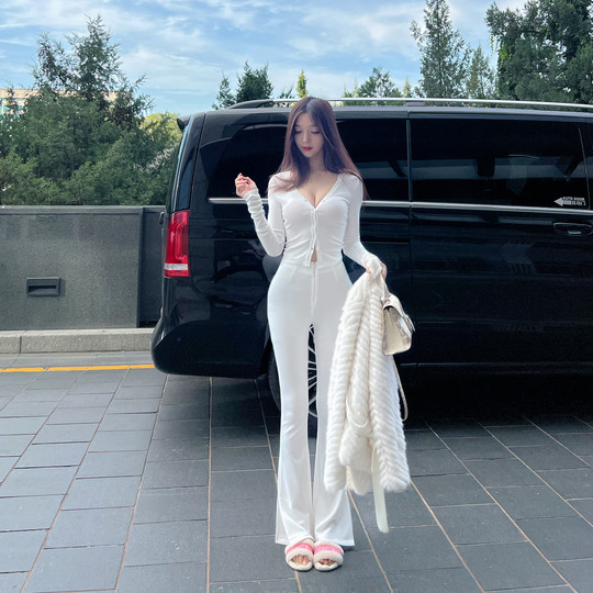 10.10 Winema Xiaoxue challenges the entire Internet to wear bell-bottom pants in life. 6k+ niche is difficult to surpass. Black/white