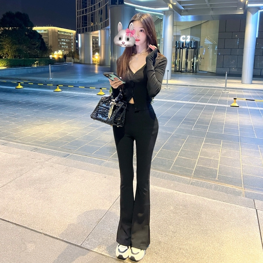 10.10 Winema Xiaoxue challenges the entire Internet to wear bell-bottom pants in life. 6k+ niche is difficult to surpass. Black/white