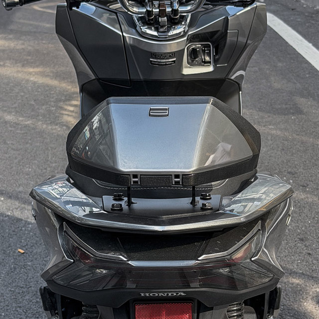 ດ້ານຫລັງຂອງ Wing Loong Honda PCX ຢືດຢຸ່ນ