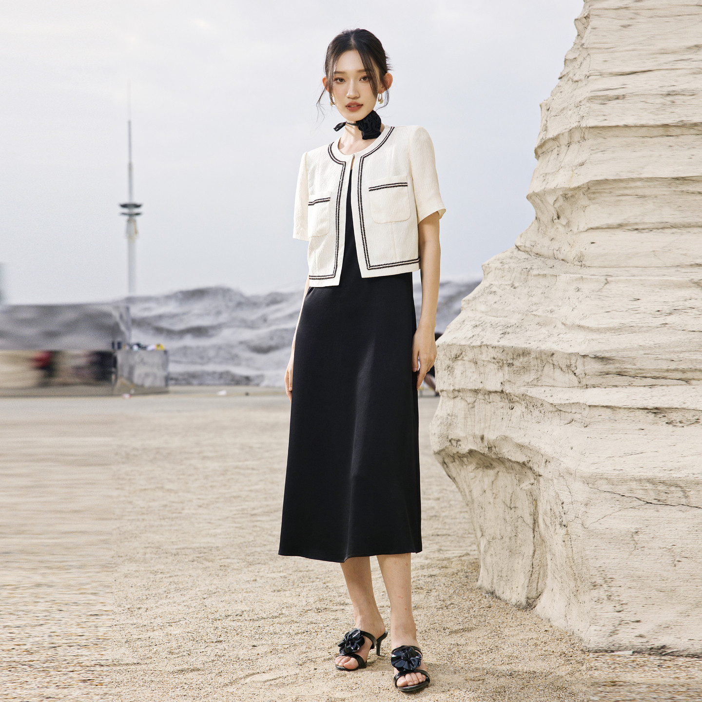 婉甸2026夏新品黑色简约风醋酸A字裙吊带无袖连衣裙1252N02RS1YX