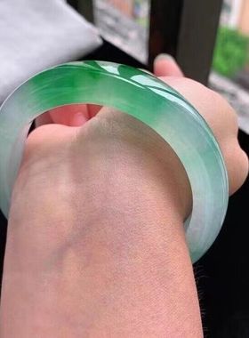天然正品翡翠色飘花手镯