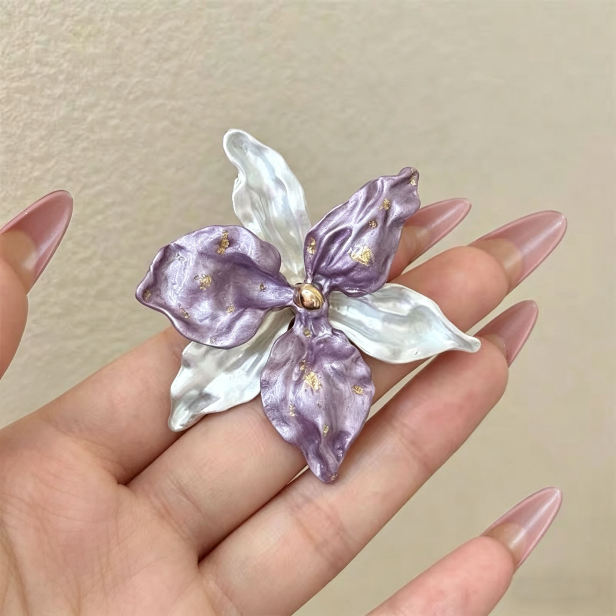 Light luxury retro purple and white contrasting iris ring for women