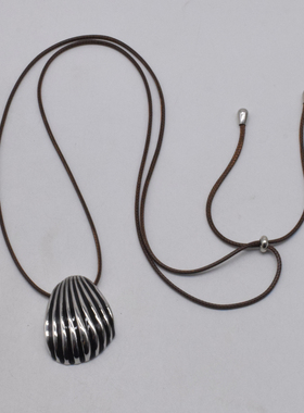 银色纹理贝壳吊坠项链