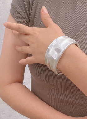 复古女金属凹凸纹理手镯臂环