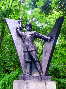 玻璃钢铸铜拿枪军人雕塑