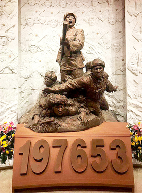 玻璃钢铸铜红色景区军人雕塑