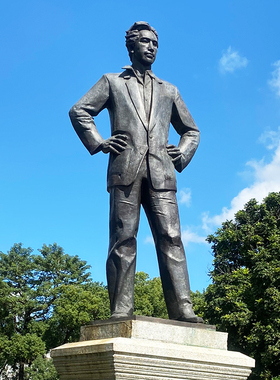 玻璃钢铸铜徐向前人物雕塑