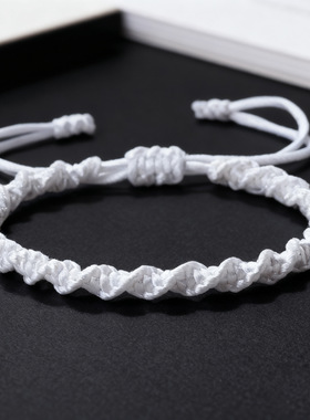 A sweet gift for a girl by weaving a bracelet女孩甜美手绳