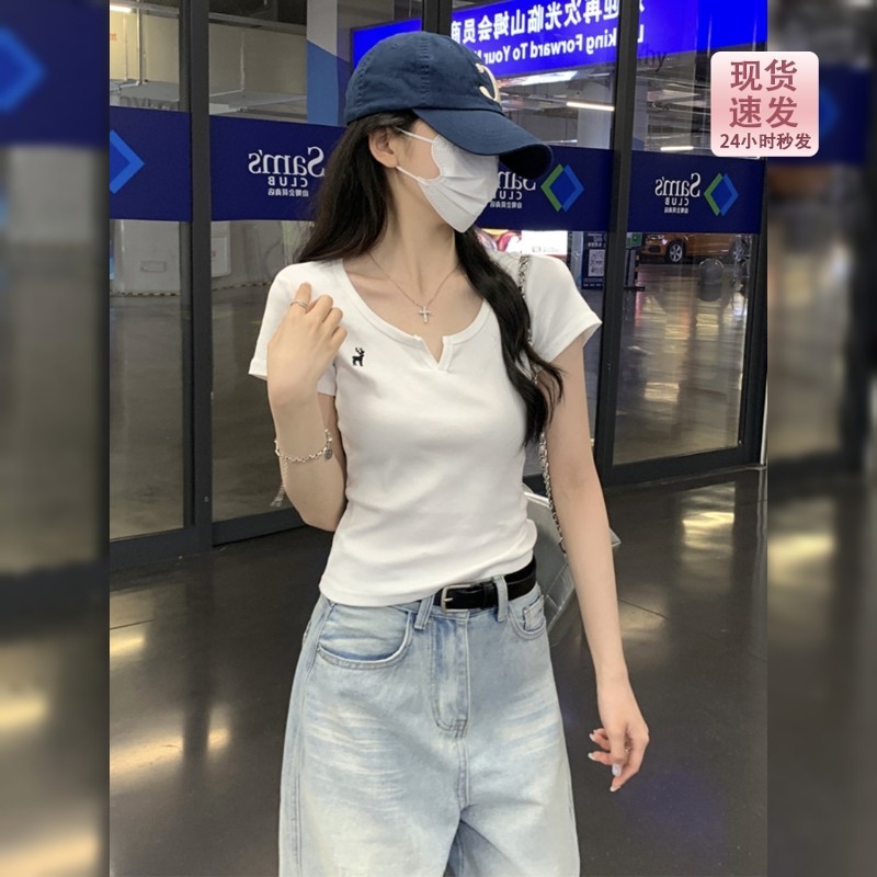 韩系白色v领正肩短袖T恤女夏季2026新款修身刺绣miu系短款小上衣
