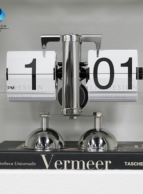 现代样板间男孩房桌面摆件组合暴力熊手办自动翻页时钟地球仪音箱