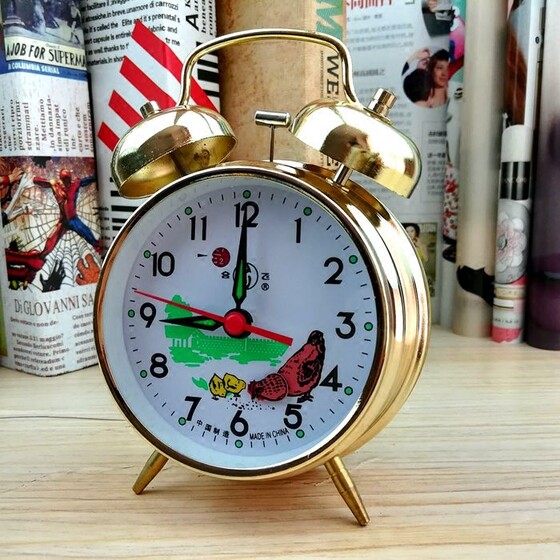 Hefei mechanical alarm clock winding and ringing nostalgic watch chicken
