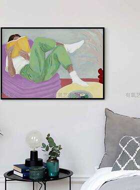 简约复古沙发上看书人物惬意感装饰画芯客厅卧室书房阅读室海报