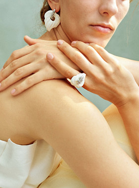 Tender Society Tender Muse缪斯系列白色珐琅鹅掌叶绽放戒指