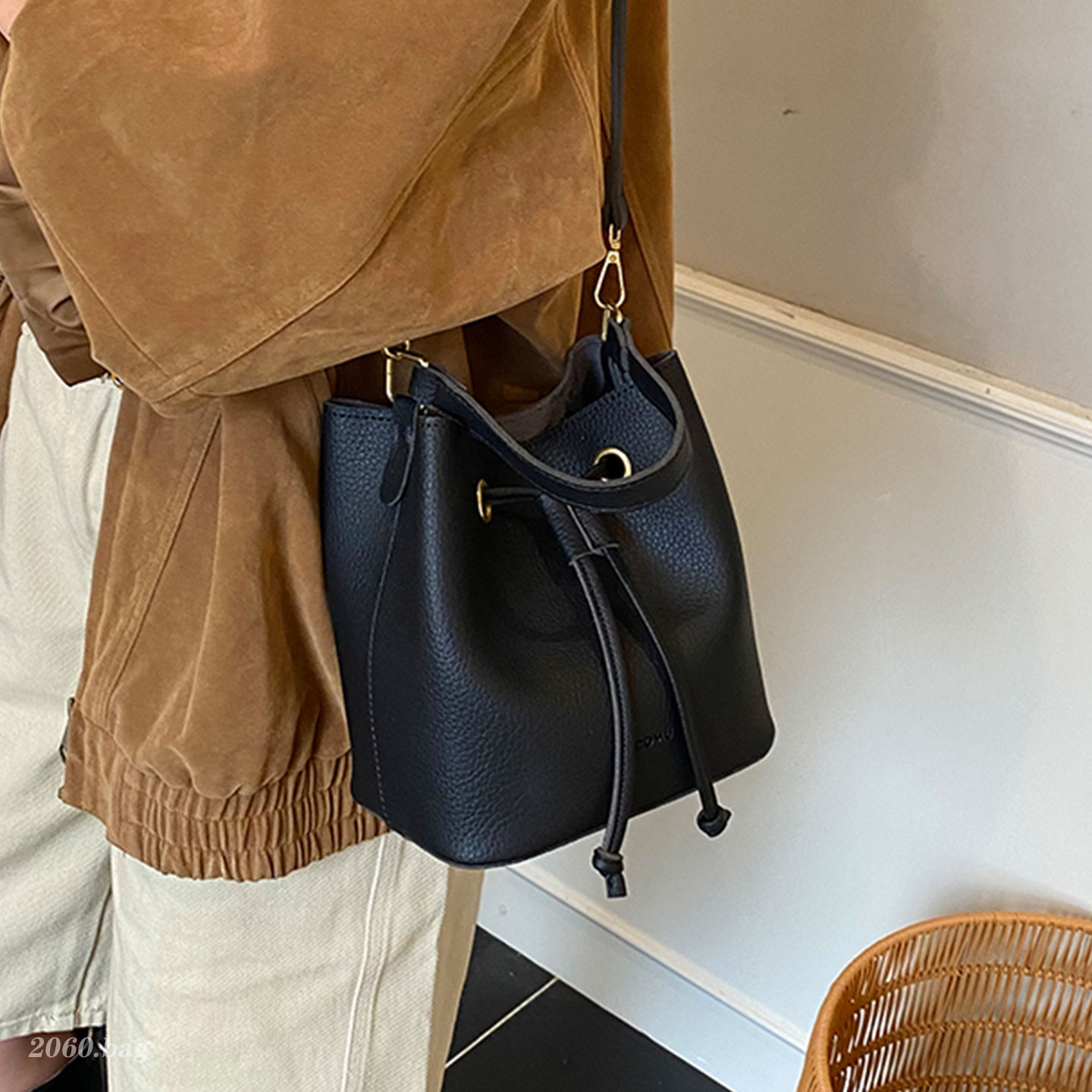 气质百搭时尚精致简约洋气单肩斜挎休闲2025秋季女式手提水桶包 - 图1