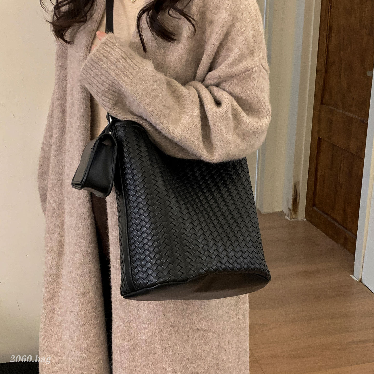 编织水桶包女2025新款百搭大容量通勤单肩斜挎包女复古洋气爆款,淘宝优惠券,粉丝福利购,淘宝优惠卷