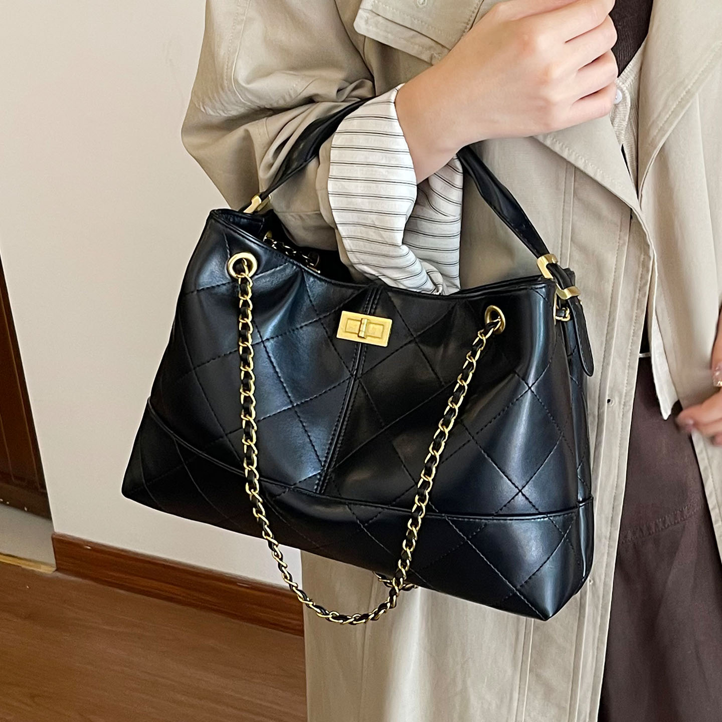 大容量复古链条水桶包包2025时尚潮百搭高级感麂皮女通勤单肩包 - 图0