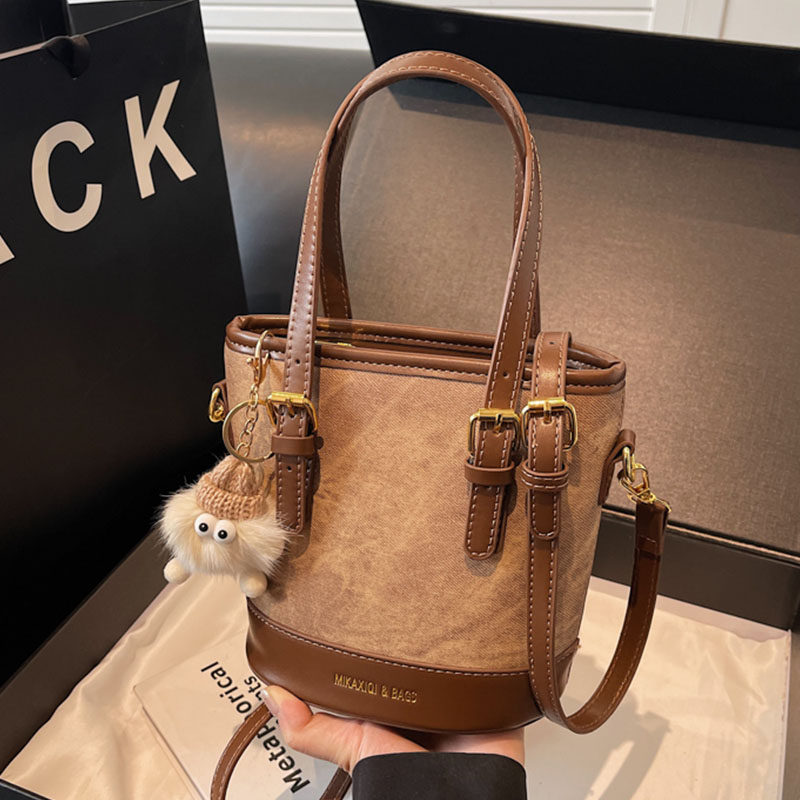 秋冬新款高级感手拎水桶包2025复古时尚休闲单肩包上班通勤斜挎包,淘宝优惠券,粉丝福利购,淘宝优惠卷