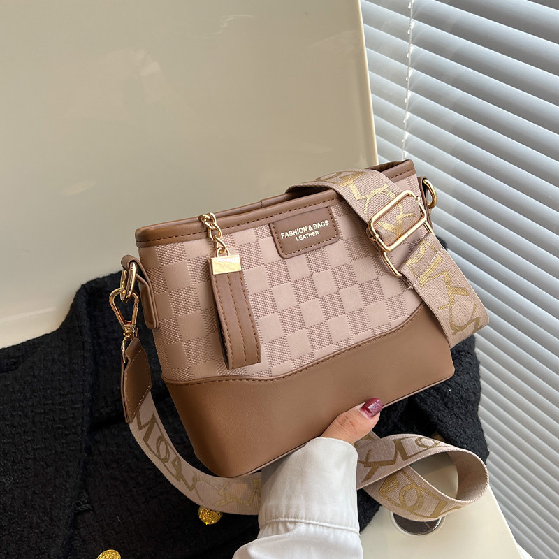 今年流行爆款小众斜挎包包女2025新款高级感百搭通勤水桶包单肩包,淘宝优惠券,粉丝福利购,淘宝优惠卷