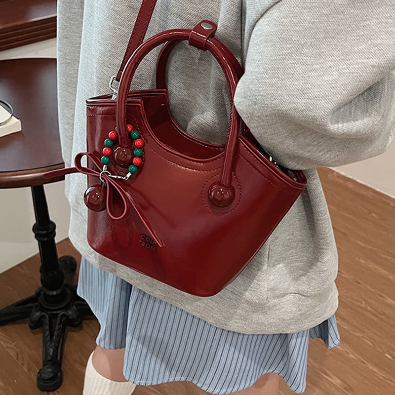 韩国ins潮流时尚手拎水桶包2025秋冬新款简约百搭单肩包休闲女包,淘宝优惠券,粉丝福利购,淘宝优惠卷