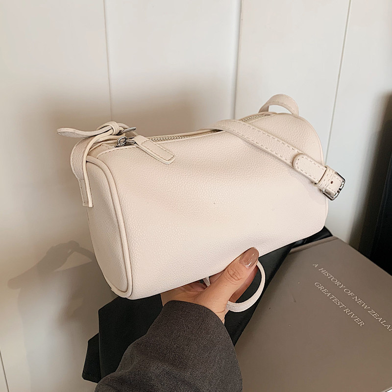 手拎时尚休闲枕头包女2025春季新款简约百搭单肩包高级感通勤女包,淘宝优惠券,粉丝福利购,淘宝优惠卷