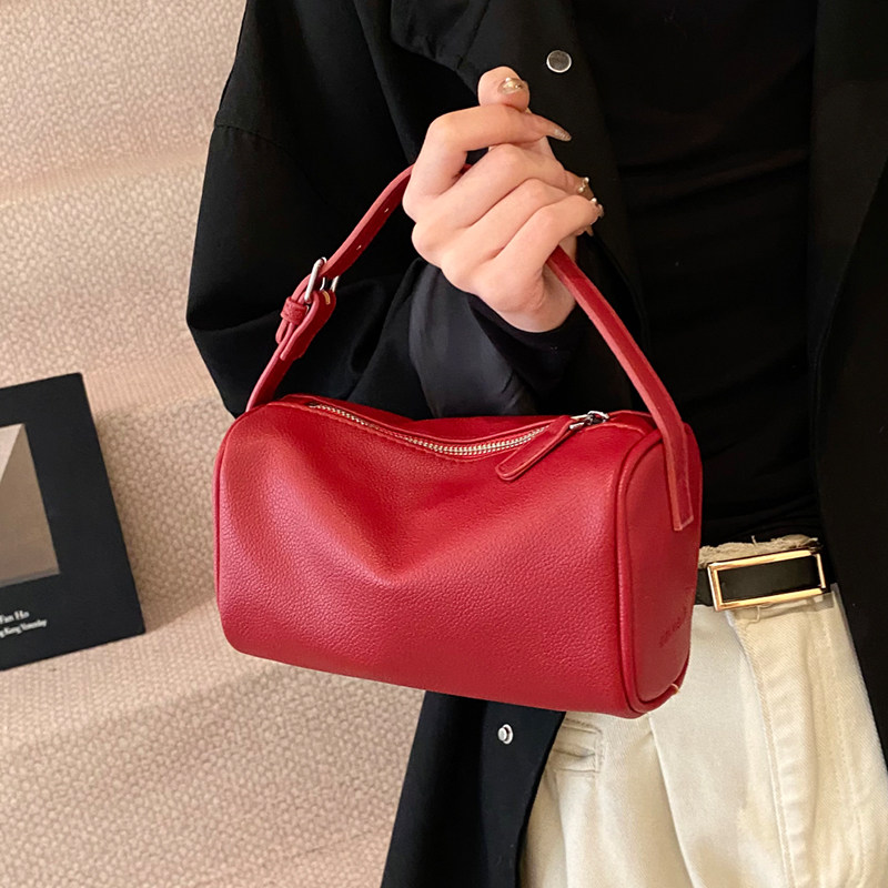 手拎时尚休闲枕头包女2025春季新款简约百搭单肩包高级感通勤女包,淘宝优惠券,粉丝福利购,淘宝优惠卷