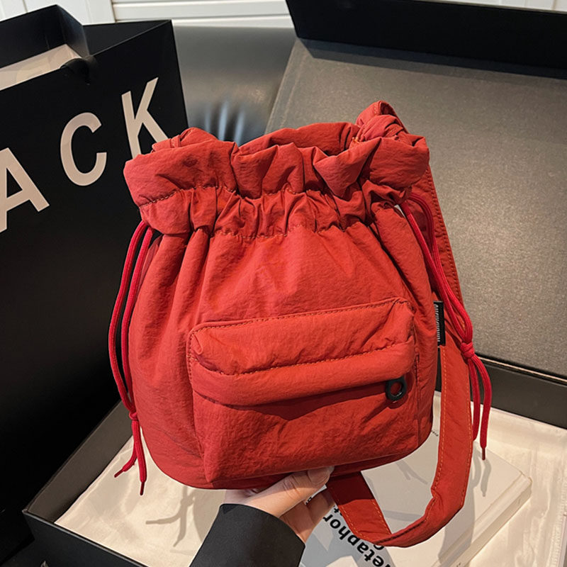 时尚休闲束口尼龙布水桶包女2025冬季新款韩版ins潮流百搭单肩包,淘宝优惠券,粉丝福利购,淘宝优惠卷