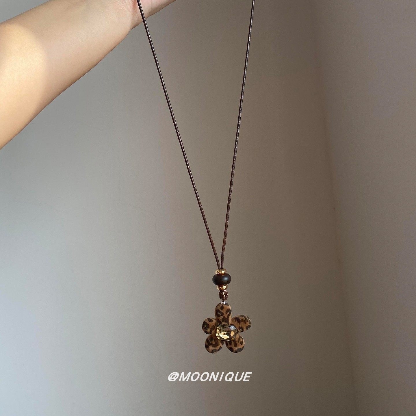 美拉德复古植绒豹纹花朵吊坠项链女秋冬高级感时尚独特毛衣链配饰,淘宝优惠券,粉丝福利购,淘宝优惠卷