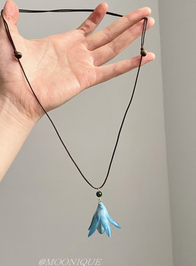 波西米亚渐变蓝色玉兰花吊坠项链女款轻奢小众高级感气质锁骨颈链