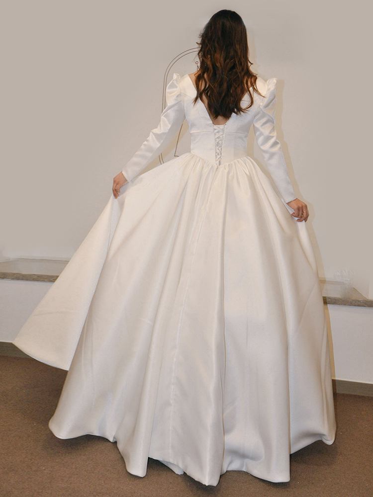 主婚纱2021冬季新款缎面长袖欧式气质简约大气拖尾新娘结婚礼服女