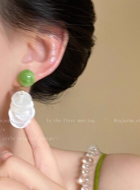 牛油果绿色贝壳耳环女多巴胺