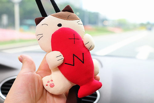 日本插画KINE猫可爱立体猫咪布艺卡通女司机汽车挂件包包创意吊饰 - 图1