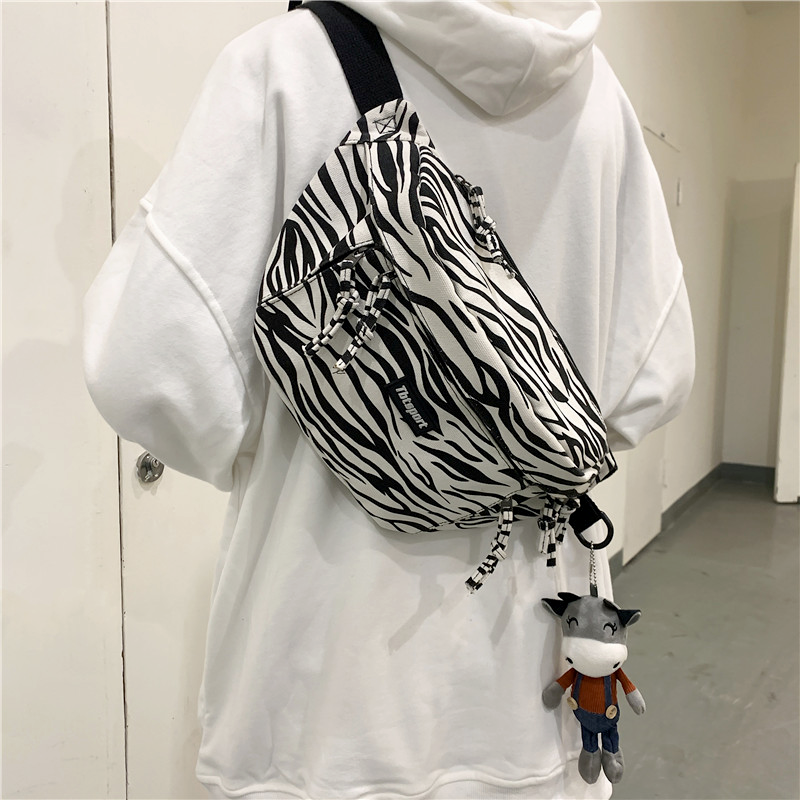 男潮牌大容量ins斑马奶牛纹斜挎包 仟仁狮男士包袋